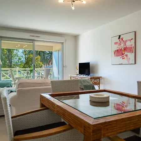 évasion Au Bord De La Siagne à *